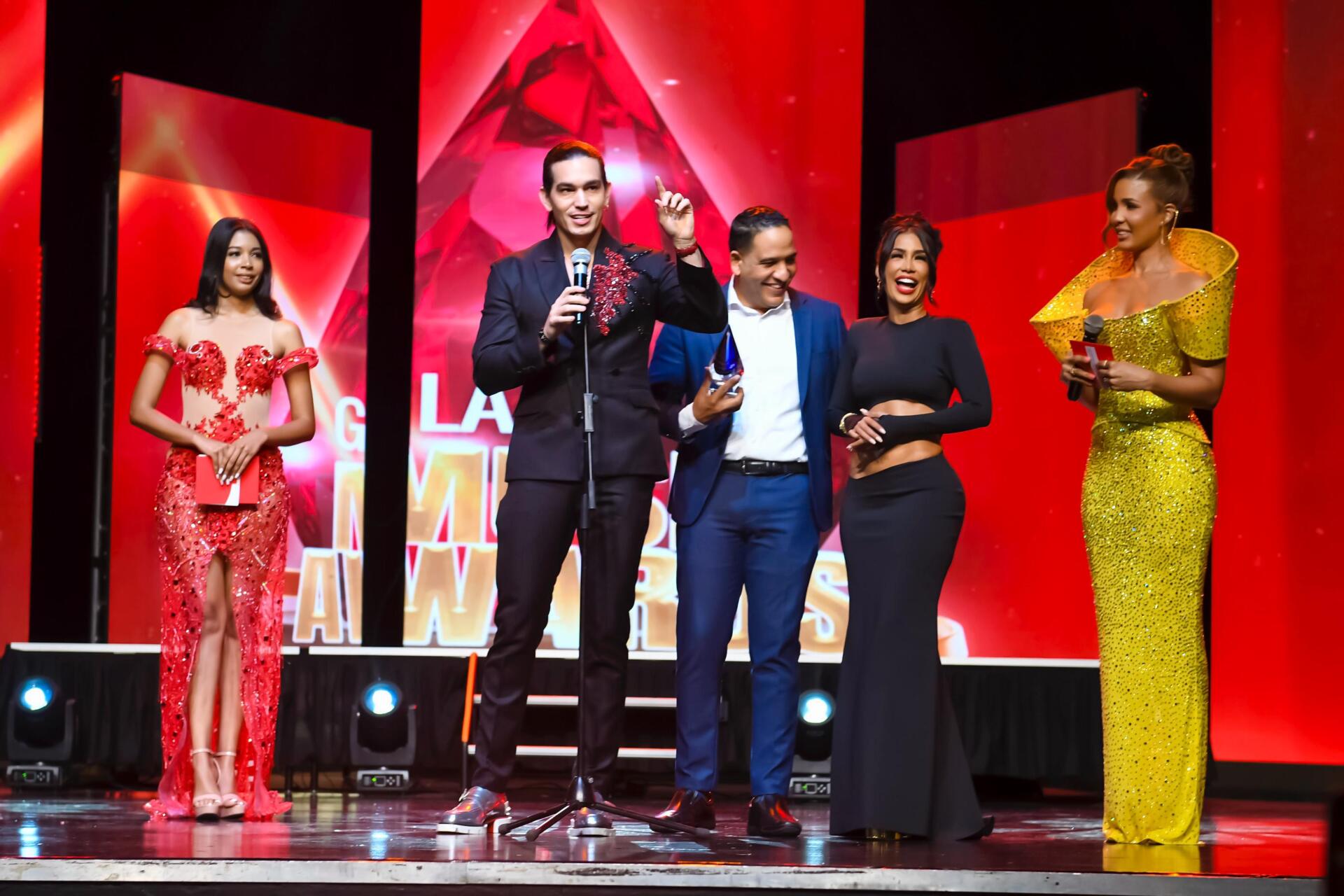 Escenario de los Glamour Music Awards 2025 en el Hotel Jaragua