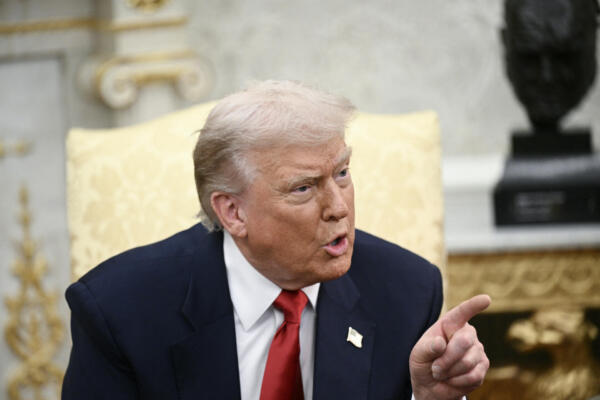 El presidente estadounidense Donald Trump responde a las preguntas de la prensa durante una reunión con el príncipe heredero y primer ministro del Reino de Arabia Saudita, Mohammed bin Salman, en el Despacho Oval de la Casa Blanca en Washington D. C., el 18 de noviembre de 2025. (Foto de Brendan Smialowski / AFP)