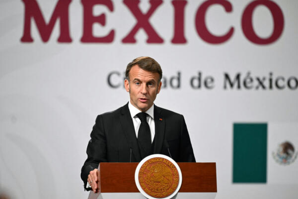 El presidente de Francia, Emmanuel Macron, habla junto a la presidenta de México, Claudia Sheinbaum (fuera de cuadro), durante una conferencia de prensa conjunta en el Palacio Nacional de la Ciudad de México el 7 de noviembre de 2025. (Foto de CARL DE SOUZA / AFP)

