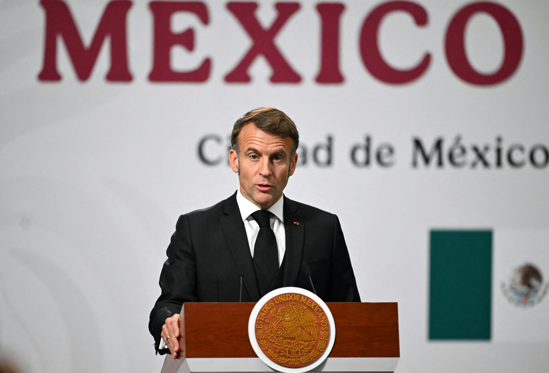 Macron reitera que las joyas robadas del Louvre "serán recuperadas"