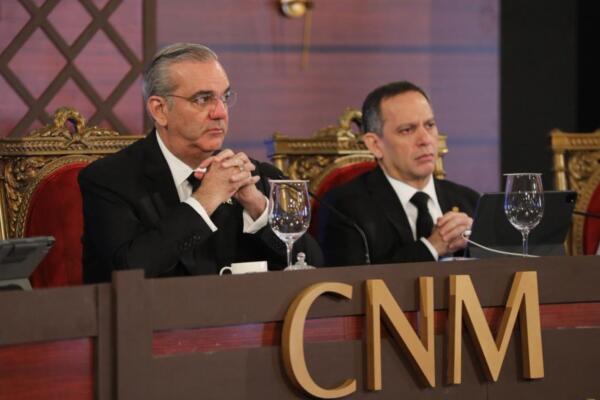 El encuentro se desarrolla en el Salón Las Cariátides del Palacio Nacional.