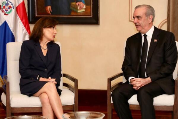 Luis Abinader en el Palacio Nacional junto a la gobernadora del estado de Nueva York, Kathy Hochul.
