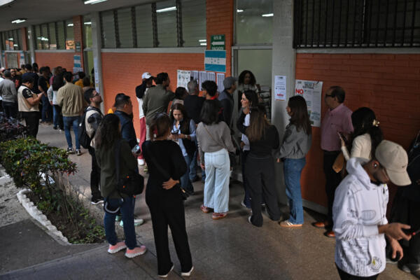 Personas esperan para votar en un colegio electoral durante las elecciones generales de Honduras en Tegucigalpa el 30 de noviembre de 2025. (Foto de MARVIN RECINOS / AFP)
