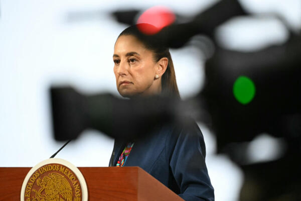 La presidenta de México, Claudia Sheinbaum, observa durante su conferencia de prensa diaria en el Palacio Nacional de la Ciudad de México el 17 de noviembre de 2025. La presidenta Sheinbaum declaró el lunes que detrás de la marcha del sábado contra su gobierno, en la que resultaron heridas más de 100 personas, se encontraban políticos de la oposición, grupos violentos y una campaña desde el extranjero. (Foto de Yuri Cortez / AFP)
