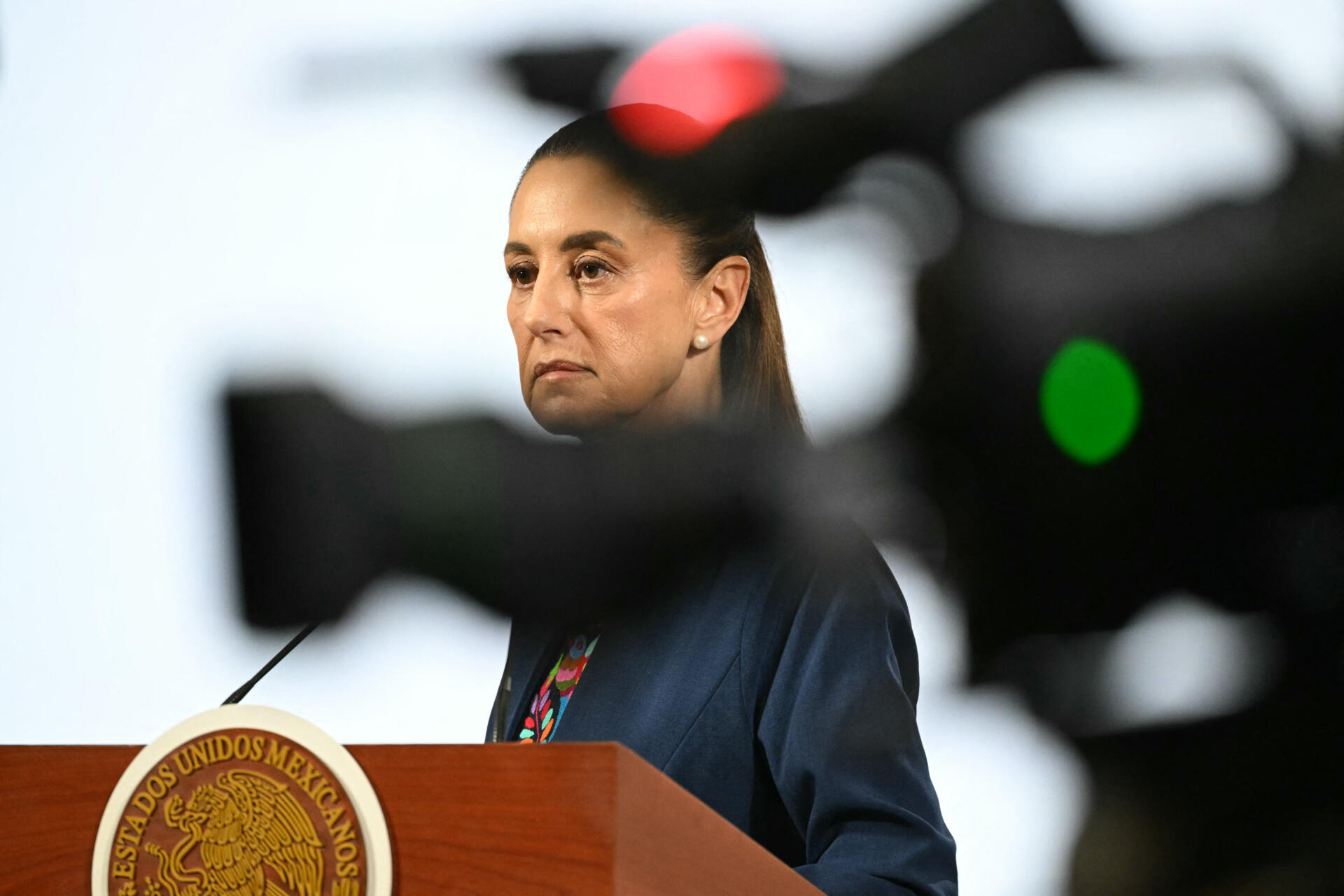 Sheinbaum acusa a oposición y grupos violentos por choques en protesta en Ciudad de México