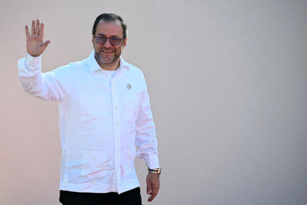 El canciller venezolano, Yvan Gil, saluda a su llegada a la sesión plenaria de la Cumbre CELAC-UE en Santa Marta, Colombia, el 9 de noviembre de 2025. (Foto de Luis ACOSTA / AFP)
