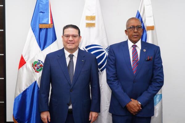 El director general de Aduanas, Yayo Sanz Lovatón y el contralor general de la República, Félix Antonio Santana García.