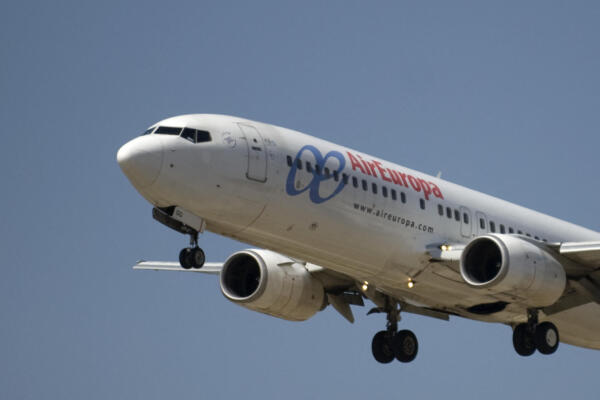 Un avión de Air Europa despega del aeropuerto de Málaga el 22 de septiembre de 2011. La aerolínea Air Europa anunció la suspensión de sus vuelos entre Madrid y Caracas el 24 de noviembre de 2025, uniéndose a Iberia en la cancelación de sus operaciones con Venezuela tras una advertencia de seguridad de la Autoridad de Aviación Civil de Estados Unidos. (Foto de Jorge Guerrero / AFP)