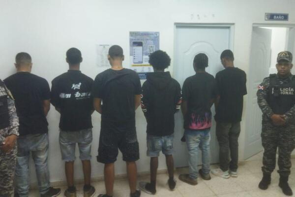 Varias personas detenidas durante los operativos.