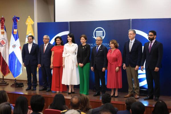 La vicepresidenta Raquel Peña durante su ponencia en la Cátedra Magistral Hermanas Mirabal, organizada por el Tribunal Constitucional y dedicada a la Dra. Ana Teresa Paradas Sánchez.