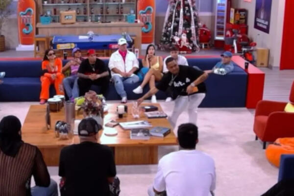 Santiago Matías arroja un objeto durante transmisión en vivo del reality dominicano.