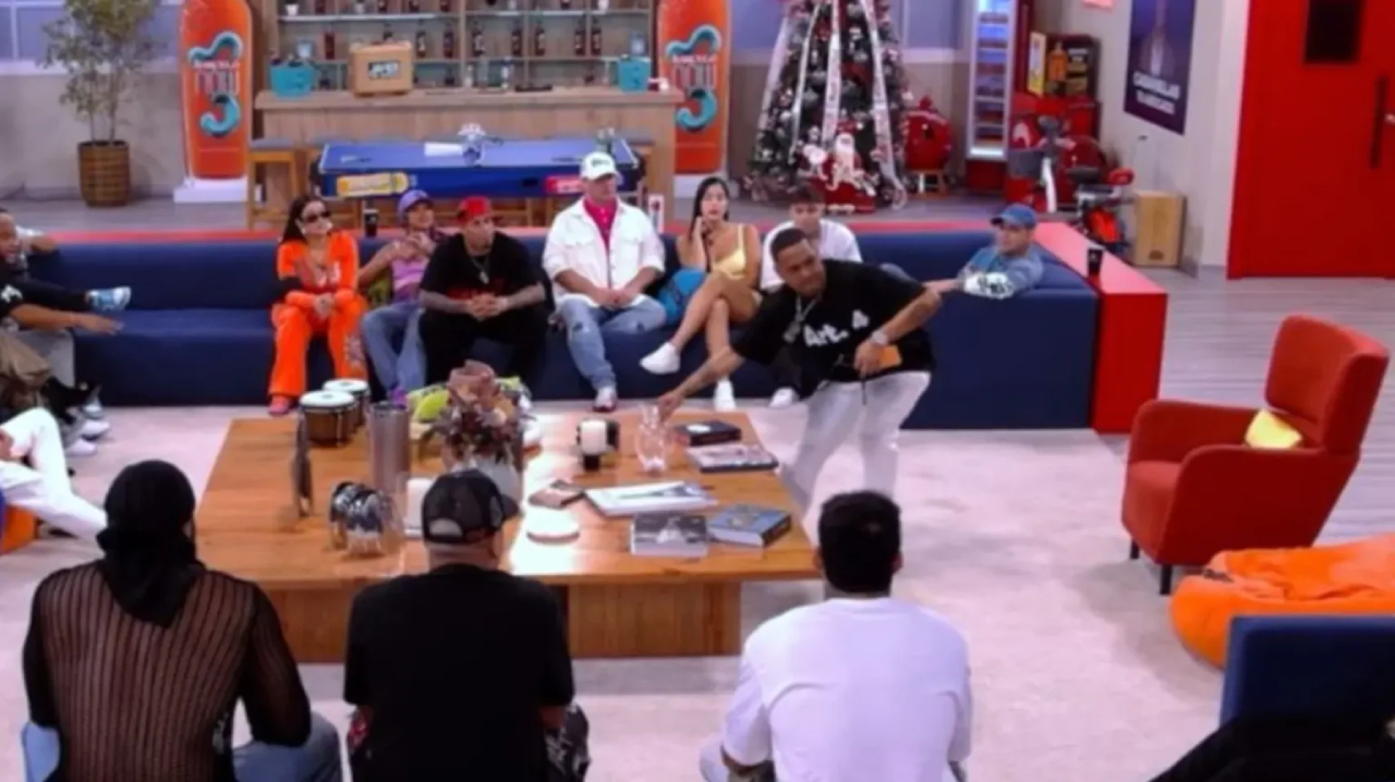 Santiago Matías arroja un objeto durante transmisión en vivo del reality dominicano.
