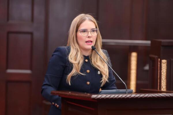 Carmen Barceló, diputada del PRM, plantea limitar la cesantía a seis meses de salario. Su propuesta divide opiniones en la reforma laboral.