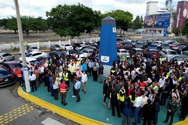 Todos los empleados se concentraron en el punto de encuentro ubicado en la rotonda, próximo al Estadio Quisqueya, en el Ensanche La Fe.