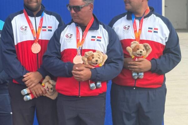 La representación quisqueyana, integrada por Julio Elisardo Dujarric, Máximo Tavárez y Stefano Hazoury 