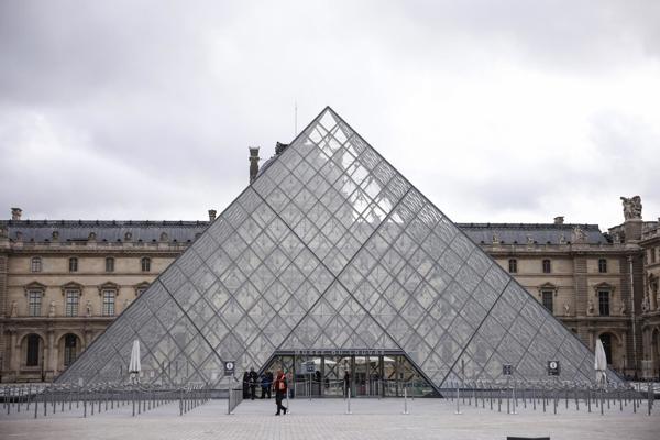 Museo de Louvre: Fuente externa 