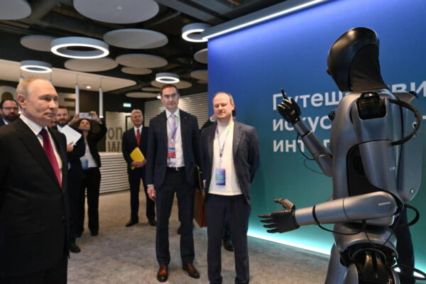 El presidente de Rusia, Vladimir Putin (L), acompañado por el CEO de Sberbank y presidente del consejo de administración, Herman Gref, recorre una exposición en AI Journey 2025, una conferencia internacional sobre inteligencia artificial y aprendizaje automático, en el complejo empresarial Sberbank City en Moscú, Rusia, 19 de noviembre de 2025. (Rusia, Moscú) EFE/EPA/KRISTINA KORMILITSYNA/SPUTNIK/KREMLIN / POOL MANDATORY CREDIT