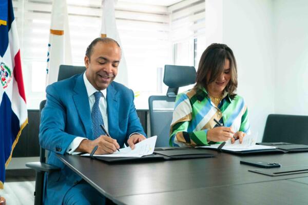  Samuel Pereyra, presidente del Consejo de Administración de Refidomsa y de la Fundación Refidomsa, y por la ingeniera Laura Amelia Rojas, directora ejecutiva de Nature Power Foundation, firmando el acuerdo.