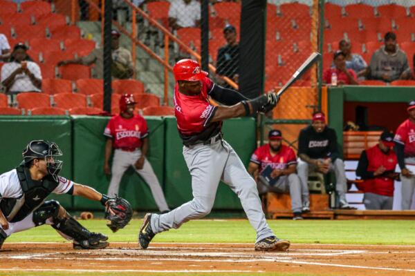 Los capitaleños descontaron en el sexto luego de que Alexander Canario se embasara por jugada forzada, se estafara la intermedia y anotara por imparable de Jimmy Paredes al bosque derecho.