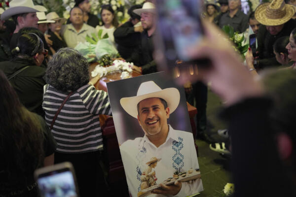 Familiares y amigos asisten al funeral del alcalde Carlos Manzo ayer domingo, en el municipio de Uruapan en Michoacán (México). EFE/ Iván Villanueva