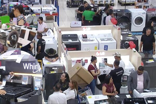 Ciudadanos aprovechan este jueves por adelantado ofertas de viernes negro