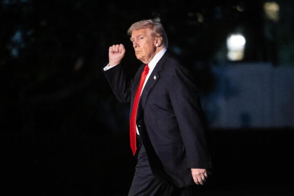 El presidente estadounidense, Donald Trump, camina por el jardín sur de la Casa Blanca en Washington, D.C., EE. UU., el 2 de noviembre de 2025. EFE/EPA/Francis Chung / POOL