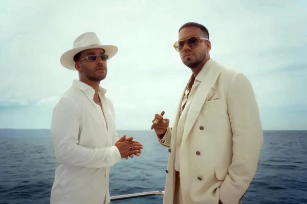 Captura de video cedida por Sony Music Latin que muestra a los cantantes Prince Royce (i) y Romeo Santos (d), durante el video de la canción 'Better late than never'. El nuevo álbum de Santos, es un proyecto íntegramente en colaboración con Royce, según revelaron los exponentes de la bachata en una entrevista con la revista Billboard. EFE/ Sony Music Latin