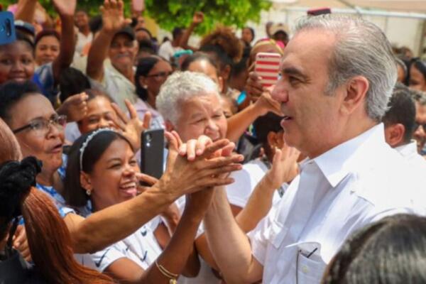 El presidente Luis Abinader, en algunas de sus entregas.