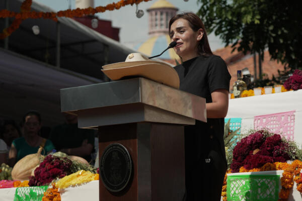 Grecia Quiroz, viuda del alcalde de Uruapan Carlos Manzo, habla durante el funeral en el municipio de Uruapan en Michoacán (México). EFE/ Iván Villanueva