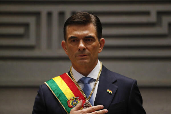 El nuevo presidente de Bolivia, Rodrigo Paz, gesticula tras jurar el cargo durante su ceremonia de investidura en la Asamblea Nacional en La Paz el 8 de noviembre de 2025. (Foto de Luis Gandarillas / POOL / AFP)
