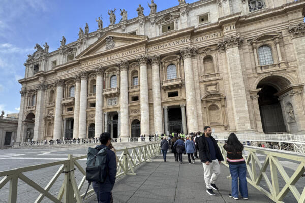 Fieles acceden a la basílica de San Pedro del Vaticano. EFE/ Daniel Cáceres