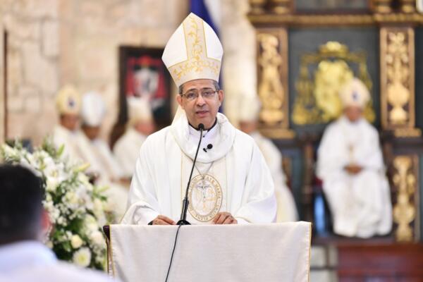 Monseñor Morel Diplán durante su juramentación en la Catedral Primada de América.