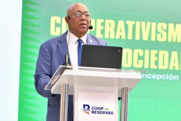 Yanio Concepción, presidente ejecutivo de la Cooperativa Vega Real, durante su conferencia titulada “Cooperativismo real y sociedad”