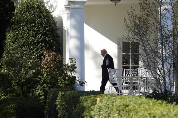 El presidente estadounidense, Donald Trump, camina para abordar el helicóptero Marine One en el jardín sur de la Casa Blanca, rumbo a Florida, en Washington, D.C., EE. UU., 5 de noviembre de 2025. EFE/EPA/Yuri Gripas / POOL