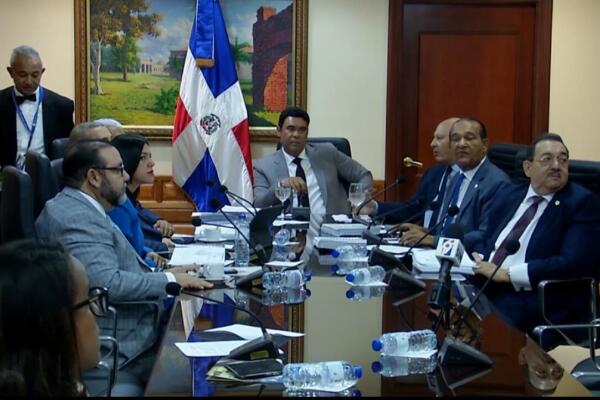 Empresarios reclaman inclusión de sus propuestas en reforma laboral; sindicatos dicen que presionan con cesantía 