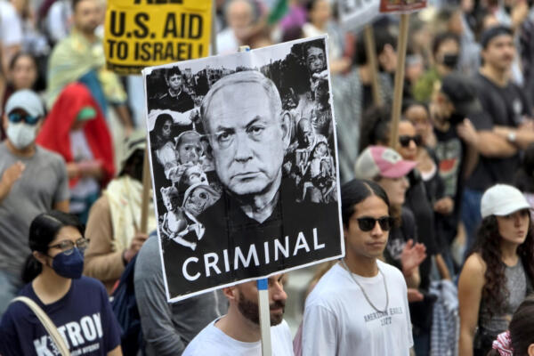Foto archivo. Una persona sostiene un cartel con el rostro del primer ministro israelí, Benjamin Netanyahu, EFE/Alberto Boal
