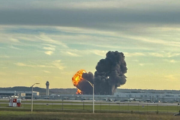 Esta fotografía, cortesía de Levi Dean, muestra humo y llamas que se elevan del lugar del accidente de un avión de carga de UPS en las afueras del Aeropuerto Internacional de Louisville, en Louisville, Kentucky, el 4 de noviembre de 2025. (Foto: AFP) 