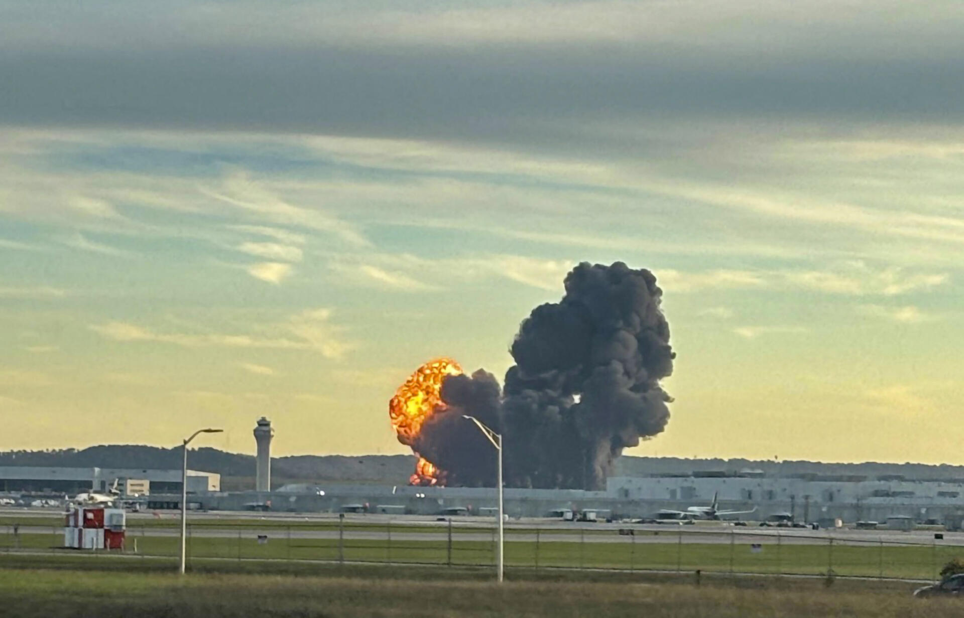 Al menos tres muertos y 11 heridos en accidente de avión de carga en EE. UU.