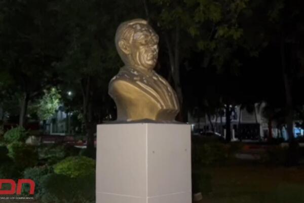 Así luce la Plazoleta Duarte en Barahona, completamente a oscuras por la ausencia de iluminación. Foto: Fuente externa 