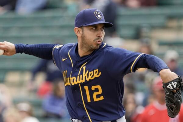 Guerra es un relevista de 30 años de edad, con experiencia en el béisbol de las Grandes Ligas (San Diego, Tampa y Milwaukee