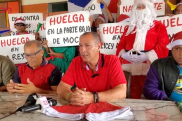 Representantes de organizaciones sociales del Cibao anuncian la huelga cívica durante una rueda de prensa marcada por alegorías navideñas.