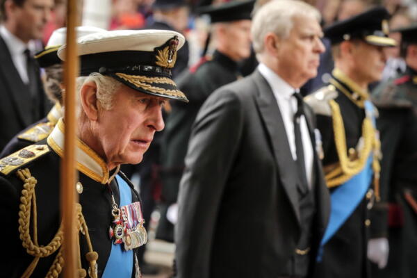 FOTO ARCHIVO .(De izquierda a derecha) El rey Carlos III de Gran Bretaña Y el príncipe Andrés, duque de York, EFE/EPA/OLIVIER HOSLET