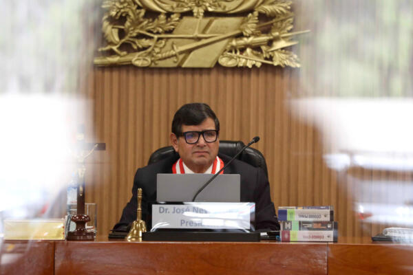 El juez José Neyra Flores fue captado este martes, 18 de noviembre, durante la audiencia de los alegatos finales en el juicio por el intento fallido de golpe de Estado que encabezó el expresidente peruano Pedro Castillo en diciembre de 2022, en Lima (Perú). EFE/Paolo Aguilar
