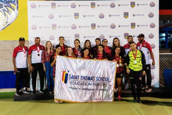 En la categoría HS school masculino, MC ganó el primer lugar. Zi Chen (MC School), Más Valioso, Jamiel Merán (MC School) líder gol, Alex Nadal (Loyola) mejor portero y José Martínez entrenador campeón.