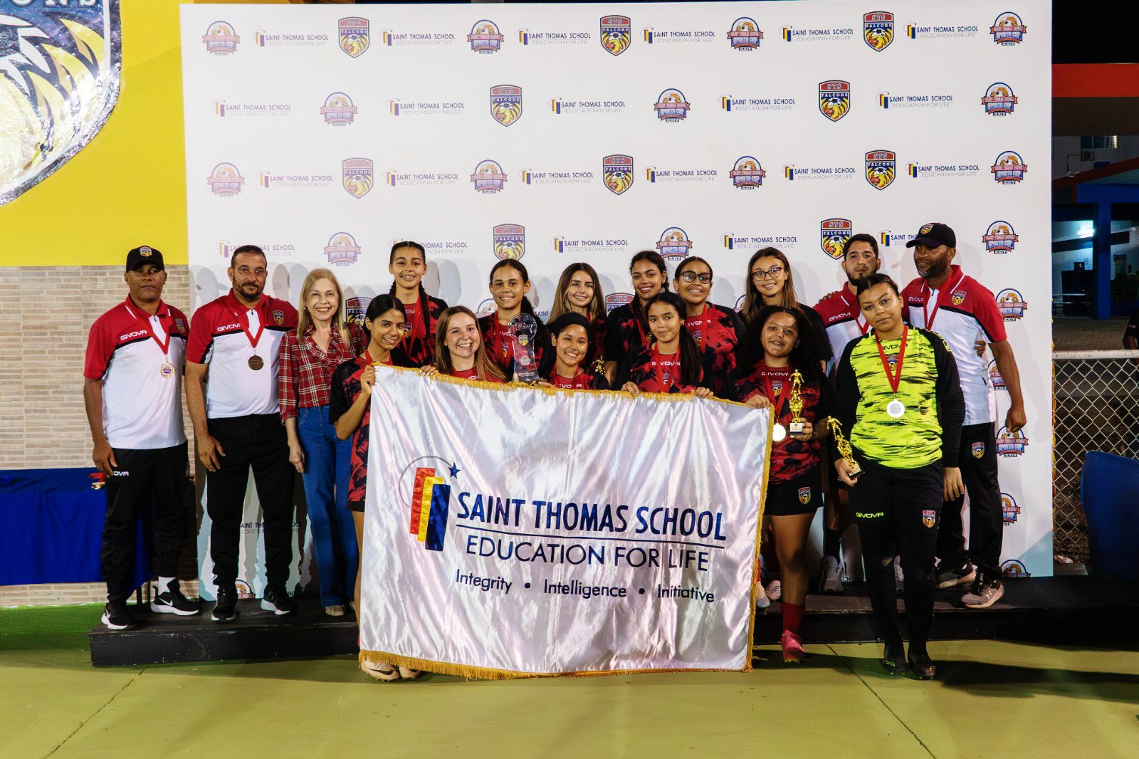 En la categoría HS school masculino, MC ganó el primer lugar. Zi Chen (MC School), Más Valioso, Jamiel Merán (MC School) líder gol, Alex Nadal (Loyola) mejor portero y José Martínez entrenador campeón.