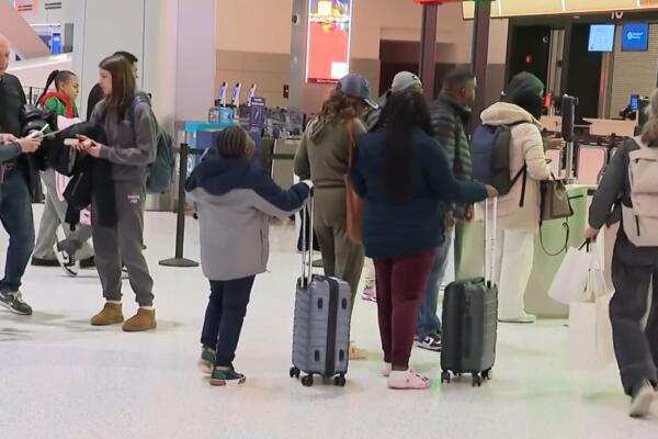 Viajeros saturan carreteras y aeropuertos rumbo al feriado de Acción de Gracias