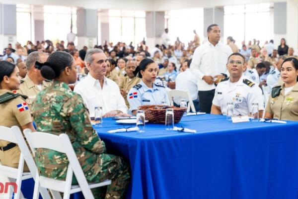 El presidente de la República, Luis Abinader, durante el almuerzo navideño con miembros de las Fuerzas Armadas. Foto: Fuente externa
