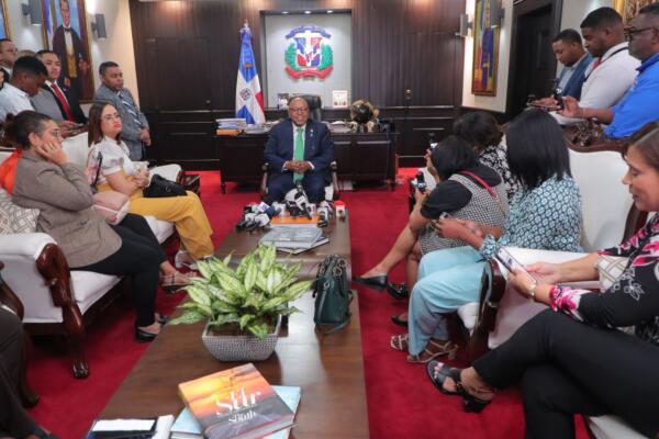 Alfredo Pacheco reunido hablando de la cesantía.