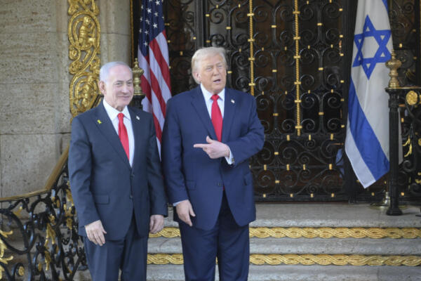 El primer ministro israelí, Benjamín Netanyahu (i), a su llegada este lunes para una reunión con el presidente de EE.UU., Donald Trump (d), marcada por la apuesta por el desarme de Hamás como vía para desbloquear la segunda fase del plan de paz y alto el fuego en Gaza, en medio de persistentes tensiones de seguridad en la región. EFE/Oficina del primer ministro