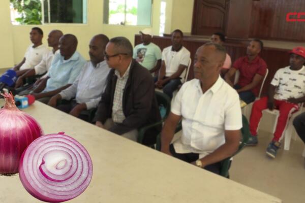 Productores de Vallejuelo durante la reunión en la que exigieron el pago de más de 200 millones de pesos por la compra de cebolla.